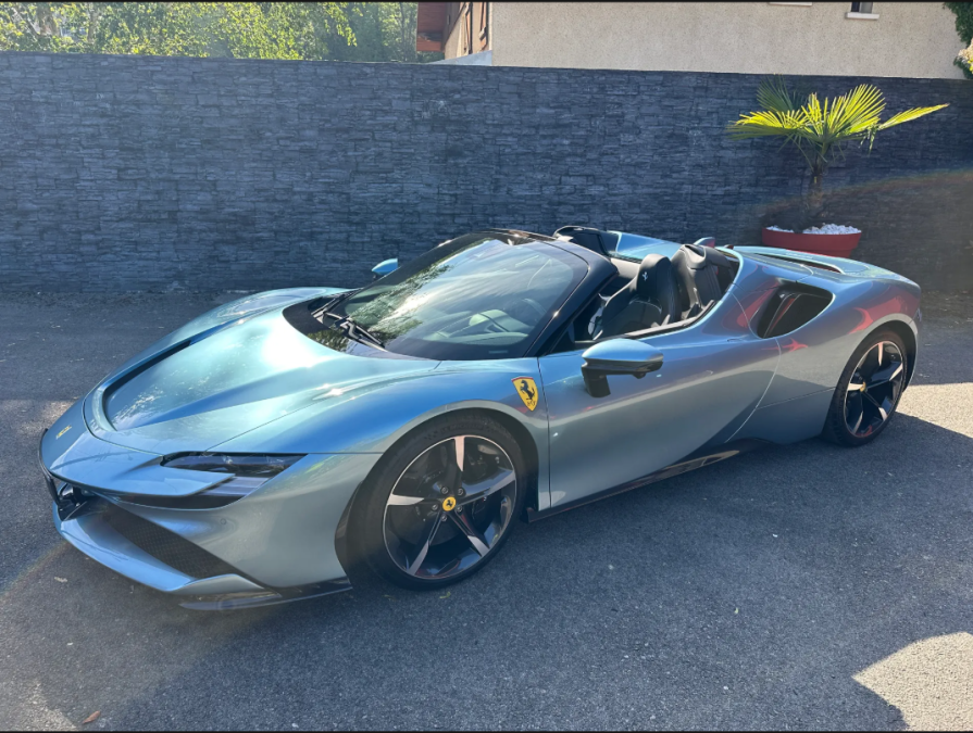 2023 Ferrari SF90 Spider – Hibrit Gücün ve Saf Tutkunun Buluşması
